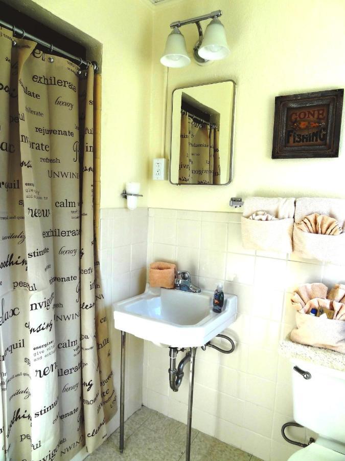 Ji11, Queen Guest Room At The Joplin Inn At The Entrance To Mountain Harbor Resort Hotel Room Mount Ida Екстериор снимка