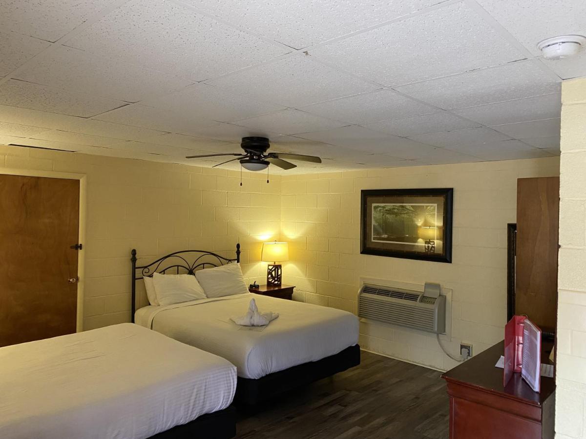 Ji11, Queen Guest Room At The Joplin Inn At The Entrance To Mountain Harbor Resort Hotel Room Mount Ida Екстериор снимка