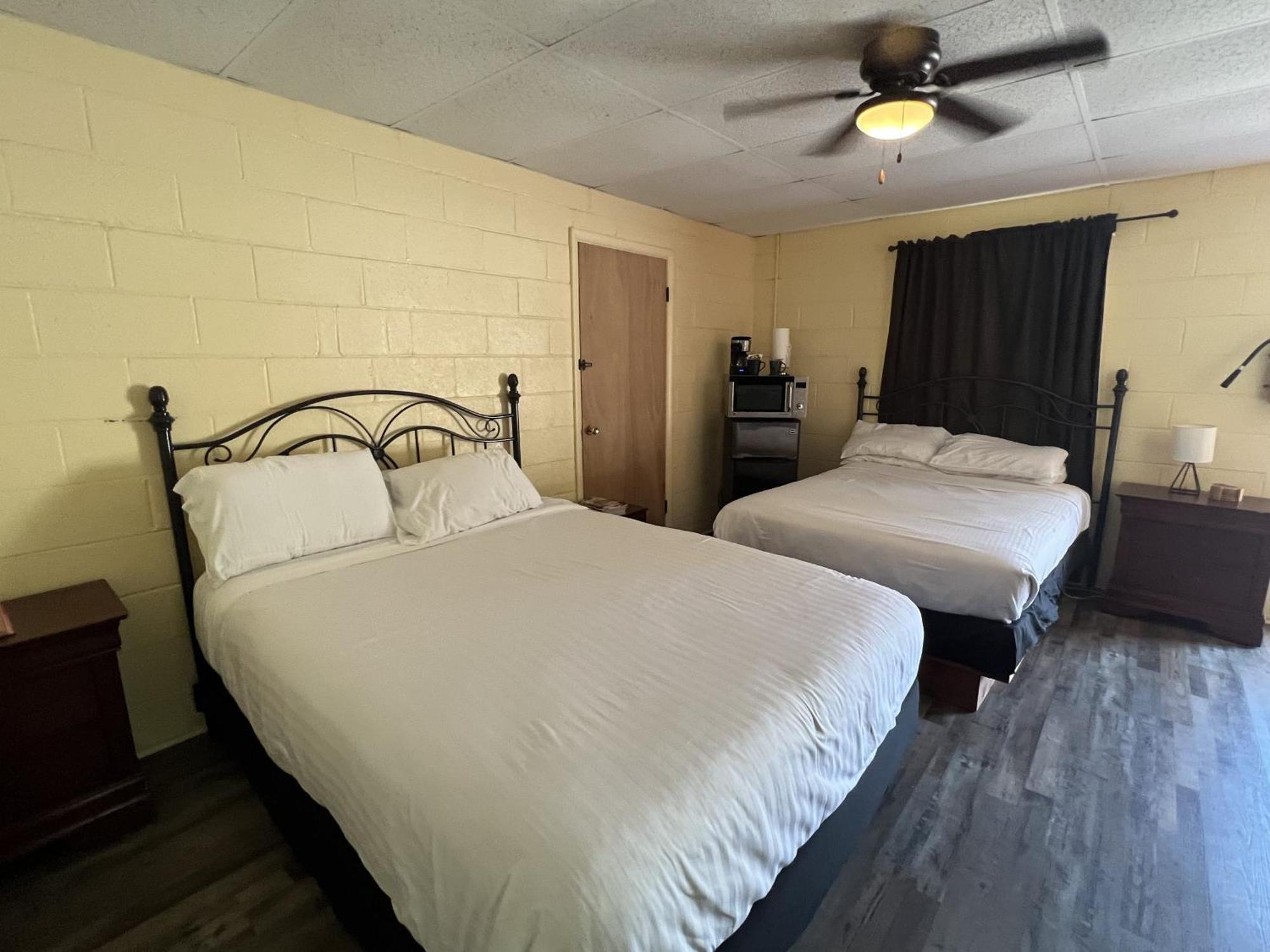 Ji11, Queen Guest Room At The Joplin Inn At The Entrance To Mountain Harbor Resort Hotel Room Mount Ida Екстериор снимка