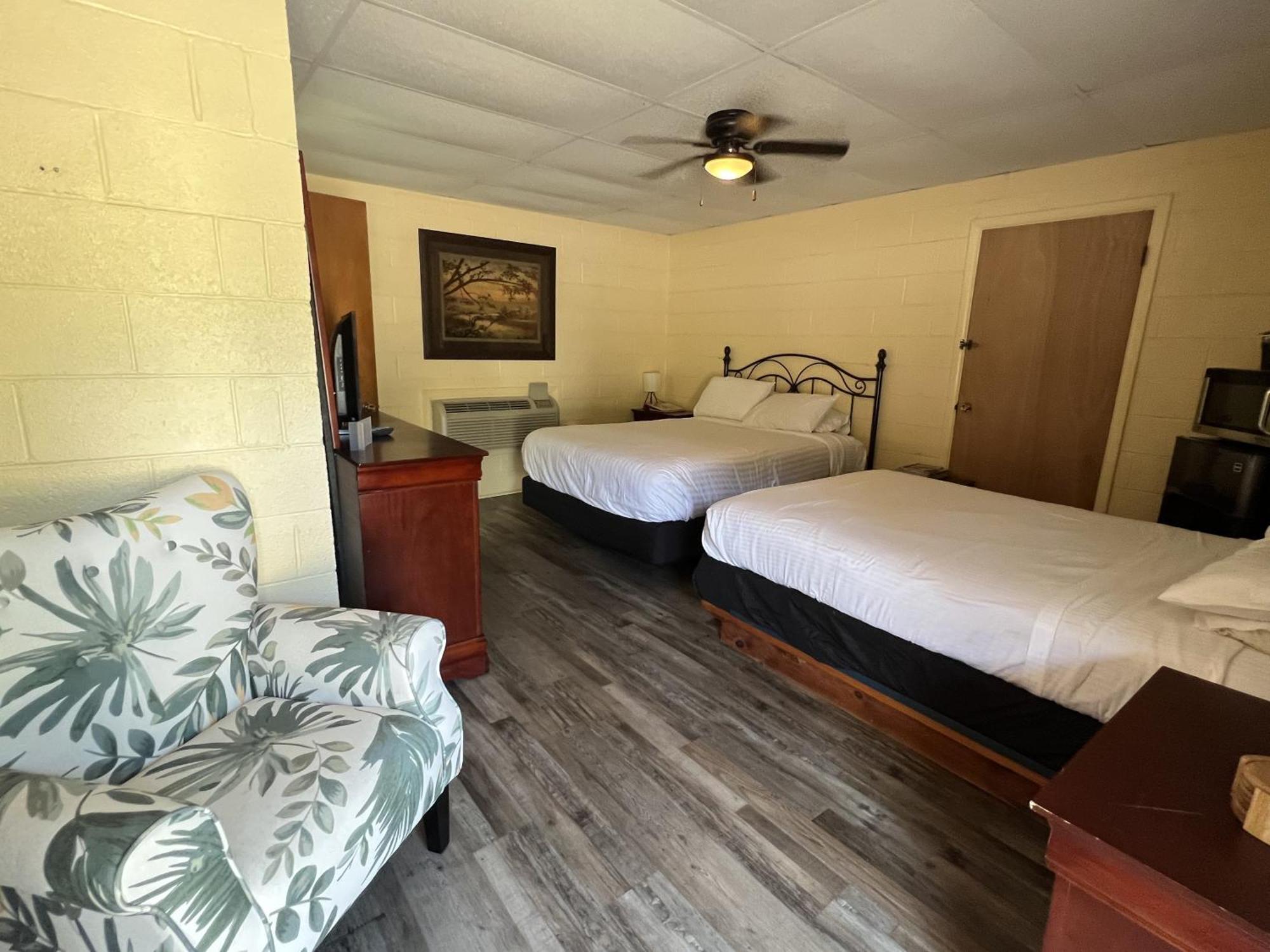 Ji11, Queen Guest Room At The Joplin Inn At The Entrance To Mountain Harbor Resort Hotel Room Mount Ida Екстериор снимка