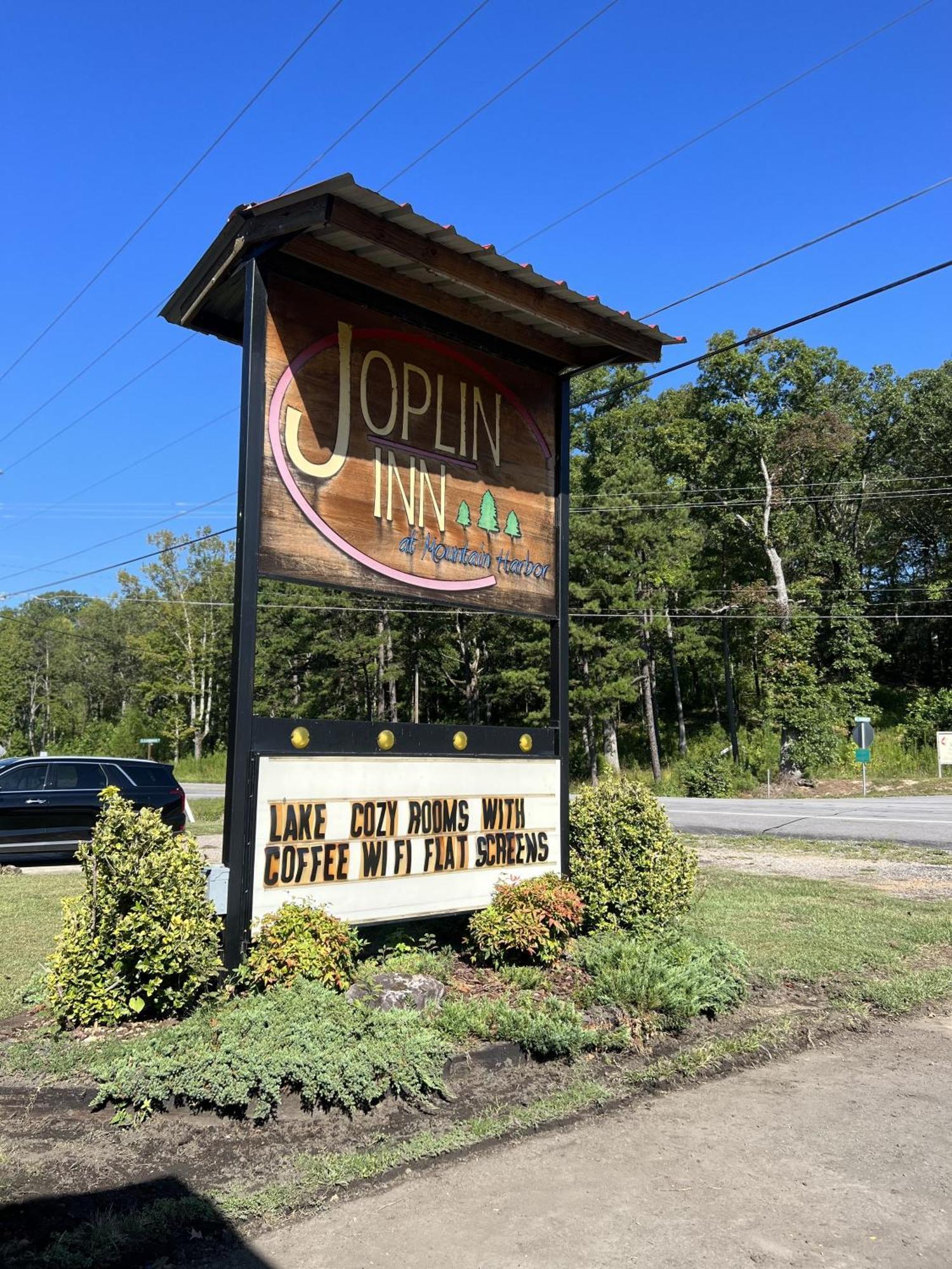 Ji11, Queen Guest Room At The Joplin Inn At The Entrance To Mountain Harbor Resort Hotel Room Mount Ida Екстериор снимка